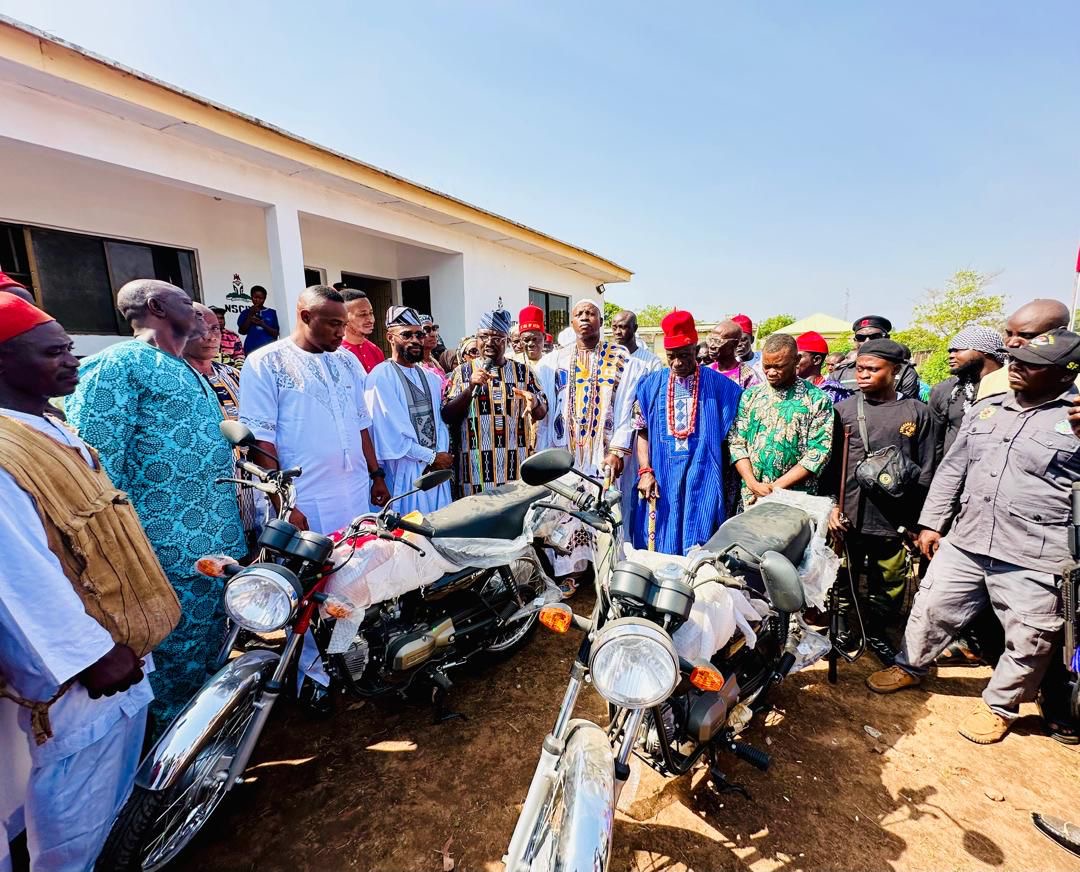 OLADELE JOHN NIHI BOOST SECURITY IN HIS COMMUNITY, DONATES MOTORCYCLES TO VIGILANTE AND HUNTERS ASSOCIATIONS') }}